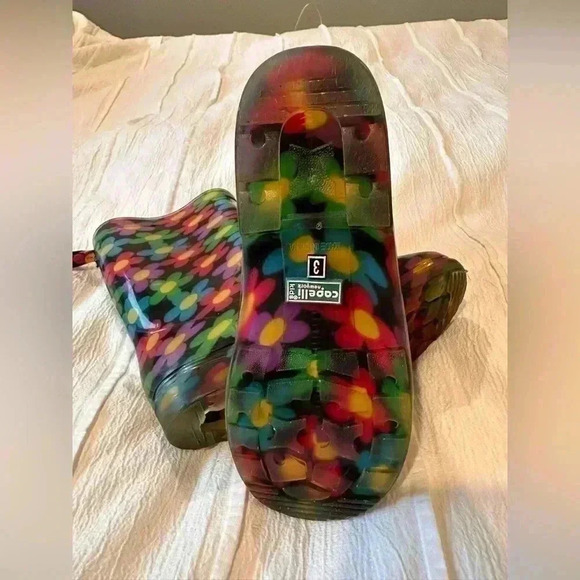 Capelli of New York flower rain boots. Size 3 - Picture 2 of 7